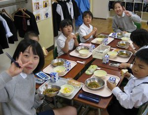 東星学園　校長・大矢正則　カトリック　ミッション　男女　1年生給食開始(5)