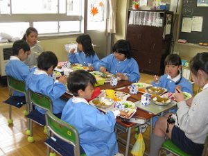 東星学園　校長　大矢正則　清瀬　私立　小学校　１年生、給食開始(4)