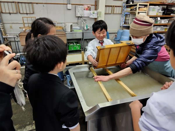 東星学園　大矢正則校長　東星学園　校長・大矢正則　東星学園　校長　大矢正則　4年生 社会科見学「軍道紙の紙すき体験」（３）
