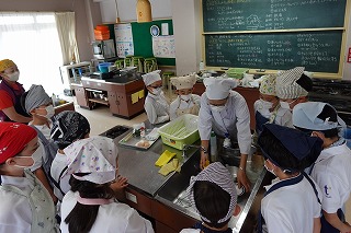 東星学園 カトリックミッション 共学 5年生 初めての調理実習(1) 東星学園 カトリックミッション 共学 5年生 初めての調理実習(1)